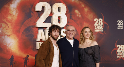 Los actores Aaron Taylor-Johnson y Jodie Comer, junto a Danny Boyle.