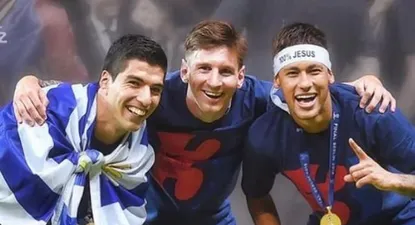 Suárez con la bandera uruguaya, Messi y Neymar.