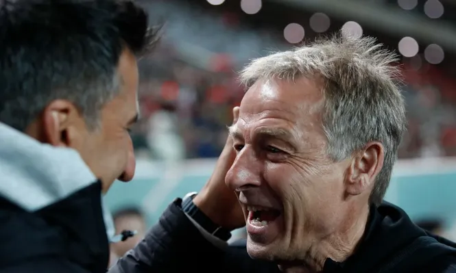 El cálido saludo de Broli y Klinsmann en Seúl