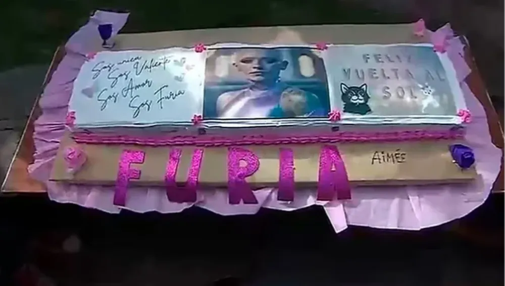 Homenaje a Furia: por su cumpleaños los fans de Furia llevaron una torta de un metro y copiaron su look en el Obelisco