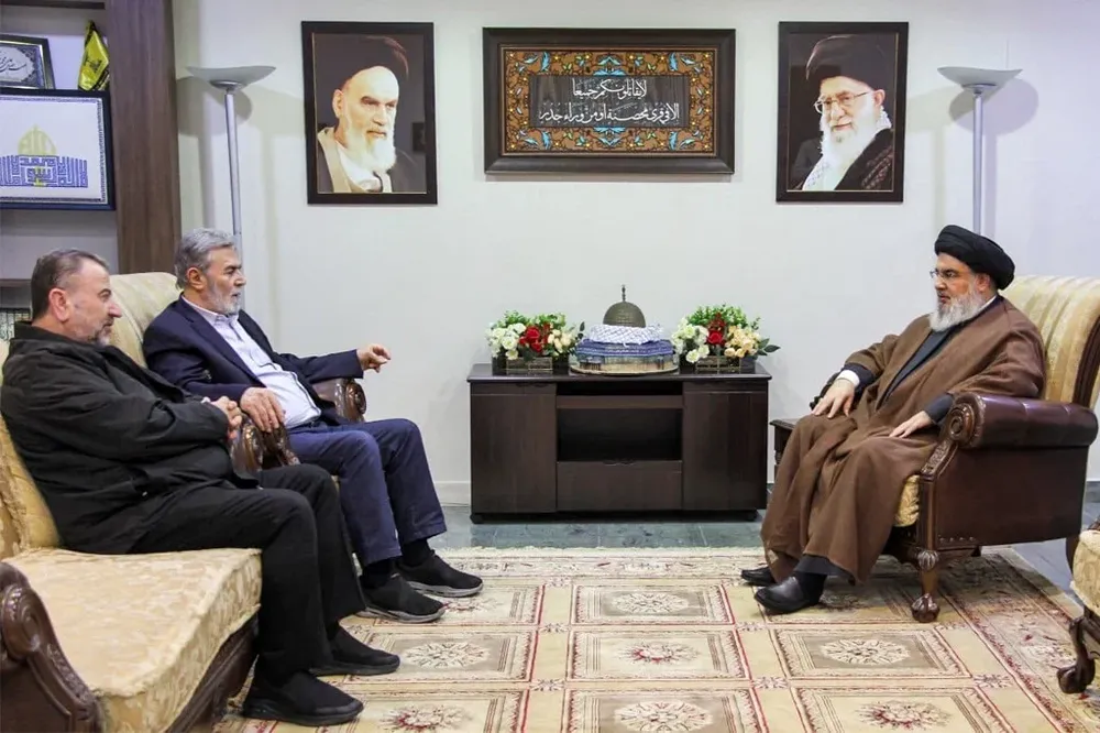 En una foto distribuida por Hezbolá se observa a su secretario general Hassan Nasrallah con el número dos de la oficina política de Hamás, Saleh al Aruri, y el líder de la Yiihad Islámica, Ziad Nakhaleh