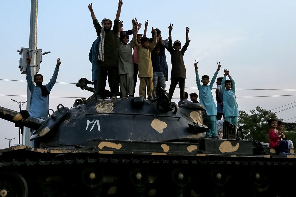 Donald Trump anunció el cese del conflicto entre India y Pakistan. En la foto, paquistaníes que hacen señales de victoria se paran junto a un tanque mientras celebran después del alto el fuego, en Multan el 10 de mayo de 2025.