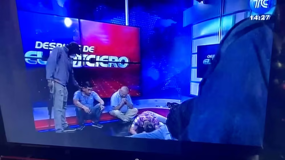 Un miembro de la banda Los Tiguerones durante el asalto a TC Televisión de Guayaquil