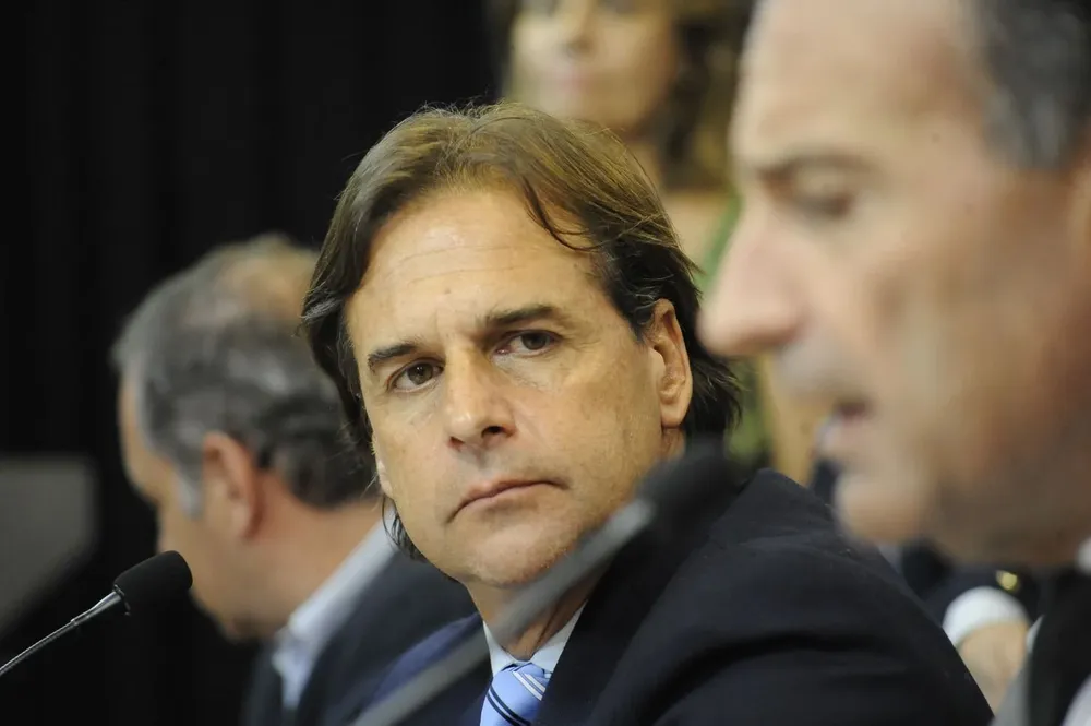 Luis Lacalle mira al ministro de Salud durante la conferencia de este viernes