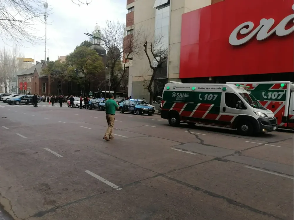 Amenzan de bomba a tres canales de noticias que debieron abandonar las instalaciones