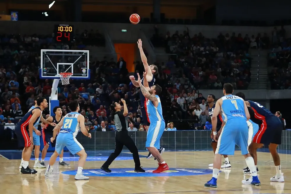 El salto de Esteban Batista y Tyler Zeller