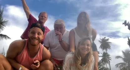 Alberto Sonsol rodeado por su familia