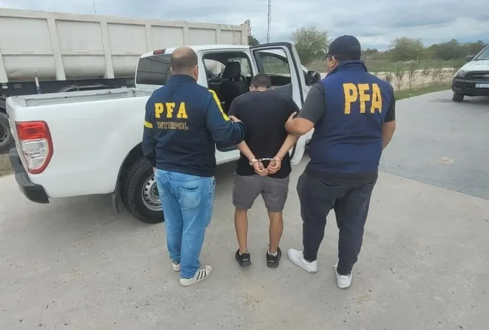 Momento en el que detienen a uno de los sospechosos