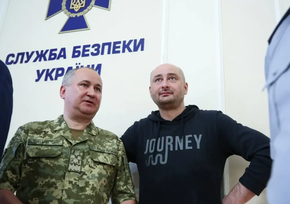 Arkady Bábchenko junto al jefe del Servicio de Seguridad de Ucrania, Vasiliy Gritsak