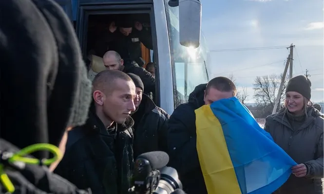 Prisioneros de guerra ucranianos descienden del autobús que los transportó a su país luego del canje por sus homólogos rusos.