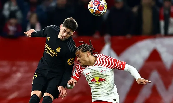 Federico Valverde le gana de arriba a Xavi Simons