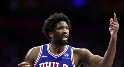 Joel Embiid con parálisis de Bell