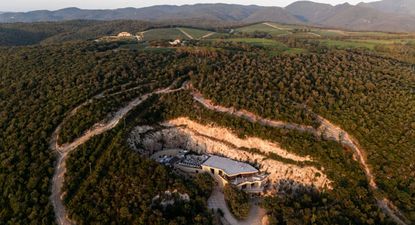 Una cava dentro de una cantera de piedra abandonada en la Toscana, el nuevo emprendimiento de Alejandro Bulgheroni