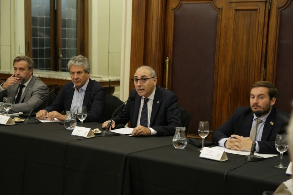 Lideró el encuentro el presidente de la Bolsa de Comercio de Rosario, Miguel Simioni. Lo acompañan en esta foto, a su derecha, el titular de ARCA, Juan Pazo, y el director del BCRA, Federico Furiase; y a su izquierda, Felipe Núñez
