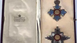 Conjunto de dos condecoraciones británicas, con cinta en caja original, entregada a Dr. Pedro Figari