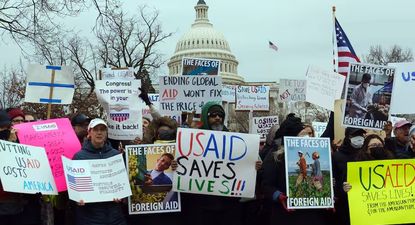 Manifestantes se reúnen en una manifestación en apoyo a USAID, en Washington.