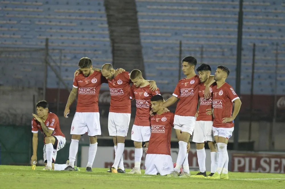 Momentos de tensión durante la definición por penales.