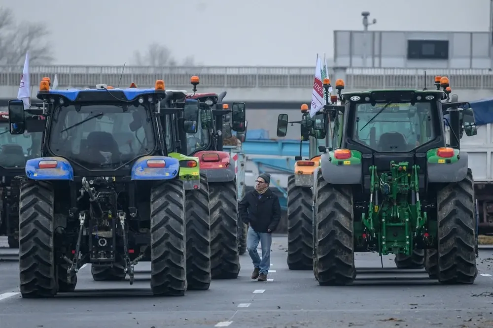 Despliegue de maquinaria agrícola en los accesos a las principales ciudades europeas.