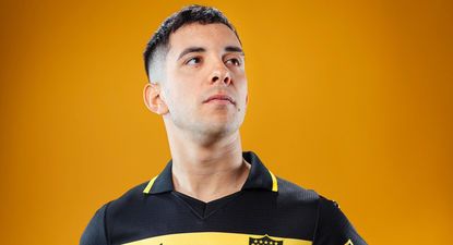 Leonardo Fernández con la nueva camiseta de alternativa de Peñarol