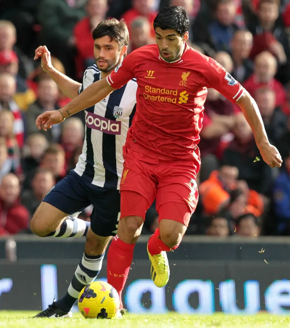 Claudio Yacob marcando a Luis Suárez en 2013