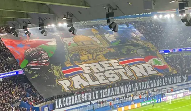 La gigantesca bandera desplegada en la tribuna del PSG.