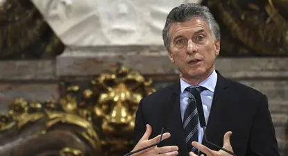 Fitch baja a negativa la perspectiva sobre la deuda argentina