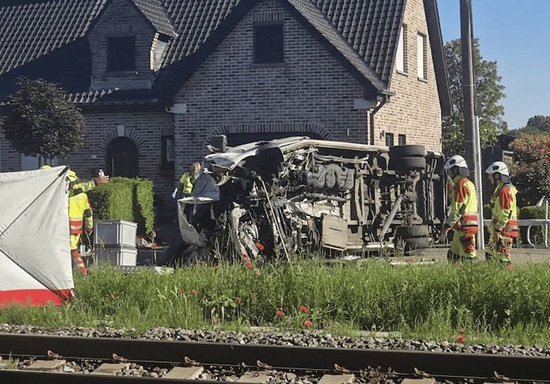 Tragedia en Bélgica: al menos cuatro muertos tras chocar un tren contra un bus escolar en un paso a nivel