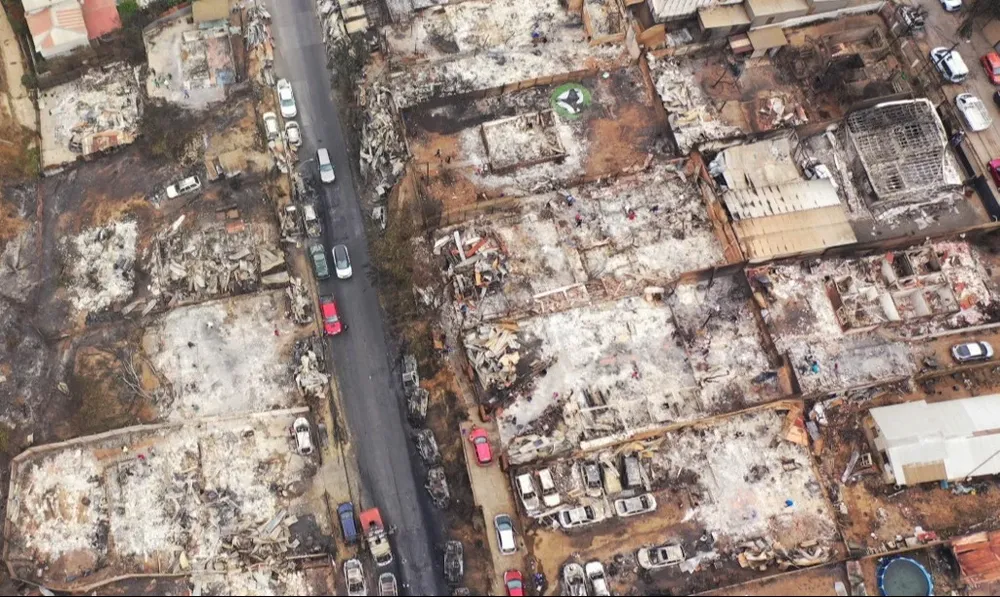 Casas y automóviles carbonizados en la región de Valparaíso mientras continúan las evacuaciones.