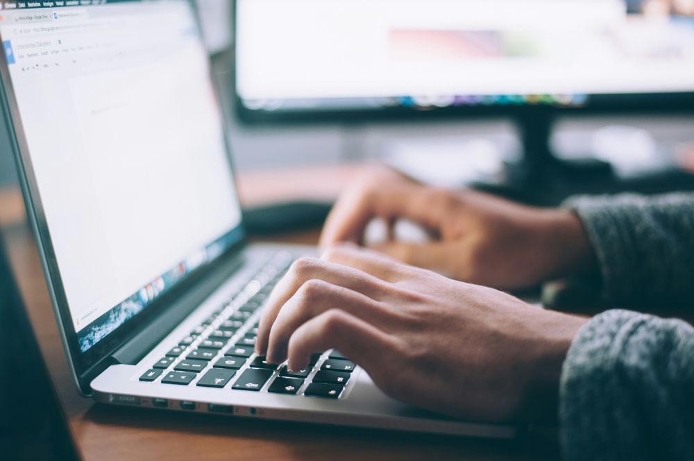 Educación y vigilancia digital: dos caras de la misma moneda para proteger a los jóvenes en internet.