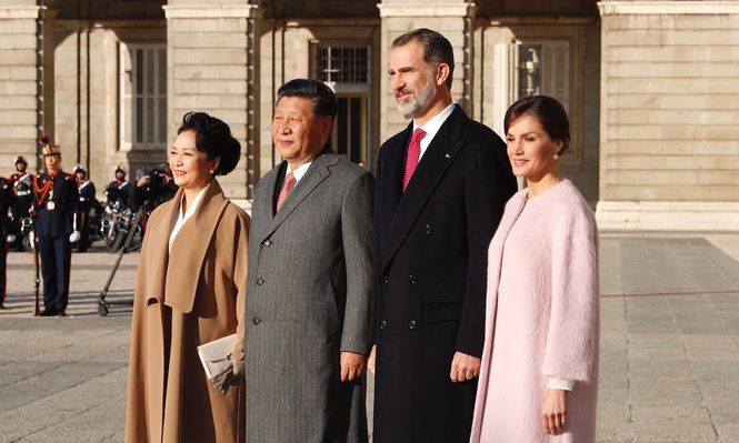 Los Reyes de España emprenden su primera visita de Estado a China