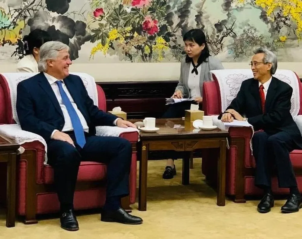 El canciller Francisco Bustillo en su segundo día de su viaje a China