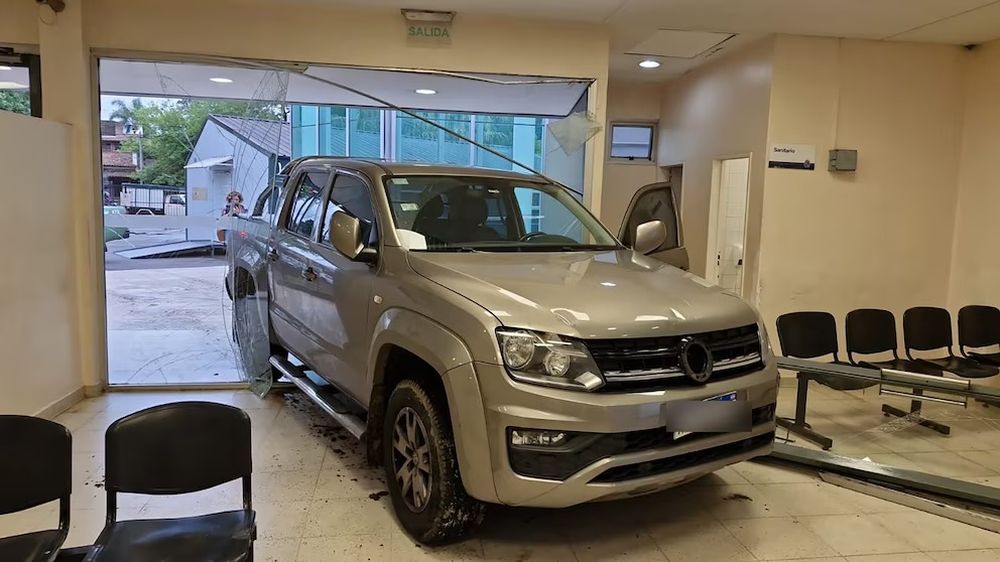 Mangoni irrumpió con su camioneta en la guardia del Hospital de Boulogne.