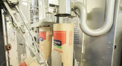 Producción de leche en polvo en Conaprole.