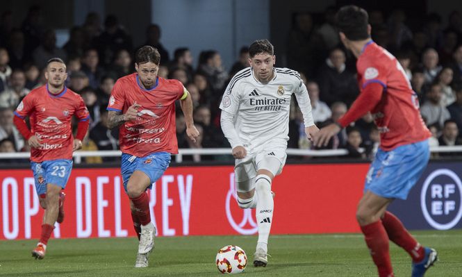 Fede Valverde controla el balón ante el jugador de la Deportiva Minera, Monty