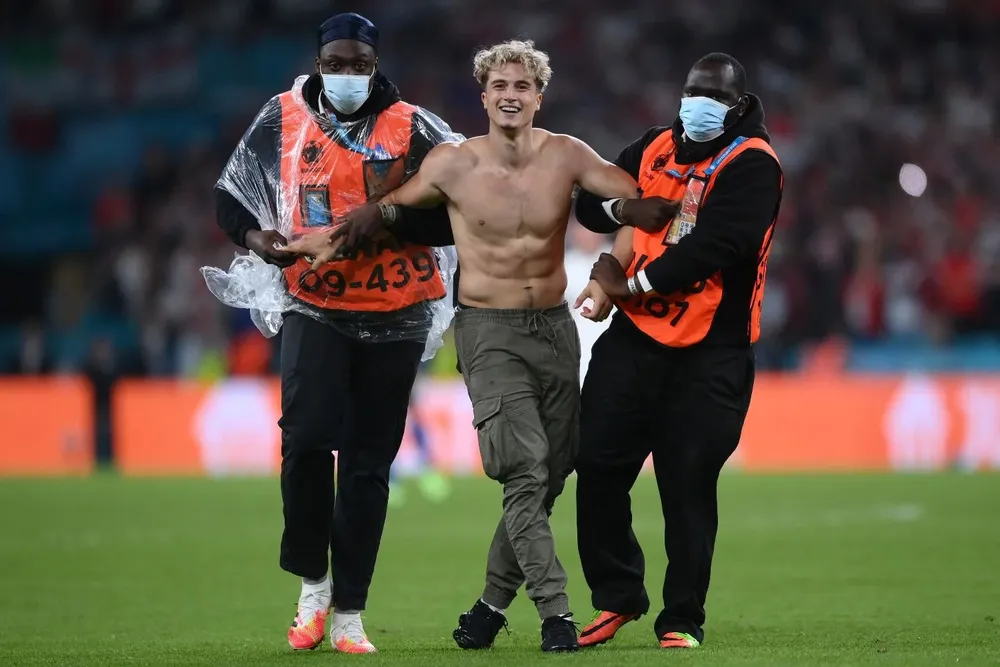El hincha que se metió a la cancha en plena final