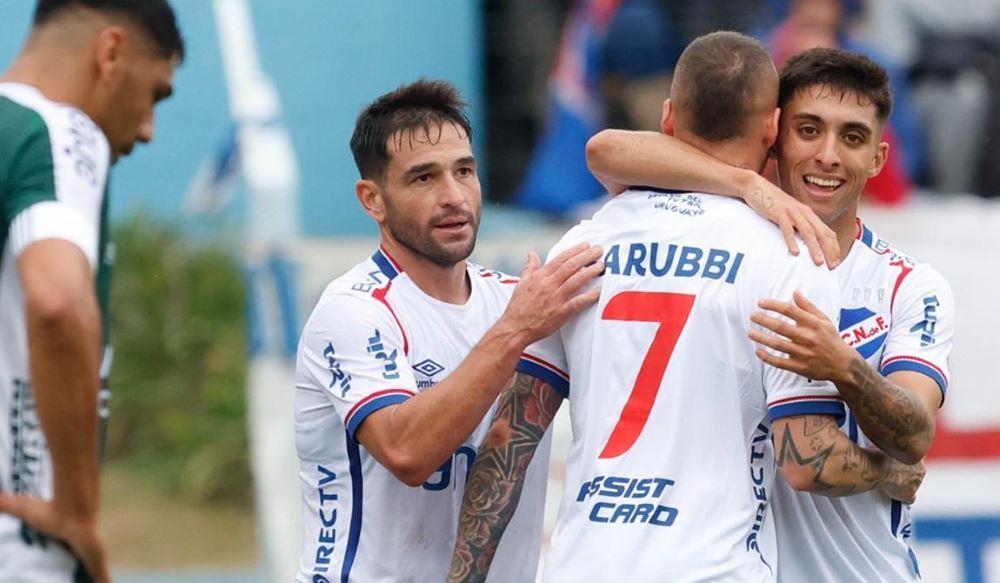 Nicolás Lodeiro y Nicolás López celebran junto a Bruno Arady el primer gol de Nacional ante Plaza Colonia en Fray Bentos