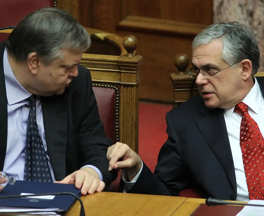 El ministro de Finanzas Venizelos y el premier Papademos