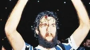 Hugo De León sangrando, con la Copa Libertadores de América ganada con Gremio en 1983