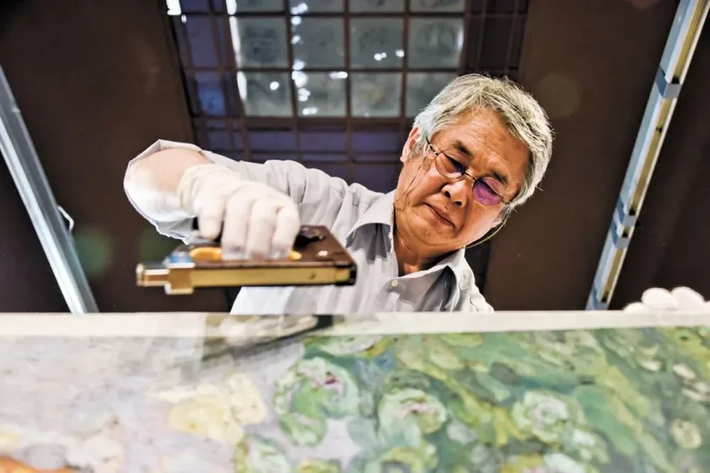 Al reencuadrar la pintura se ajustó la tensión del lienzo sobre el bastidor