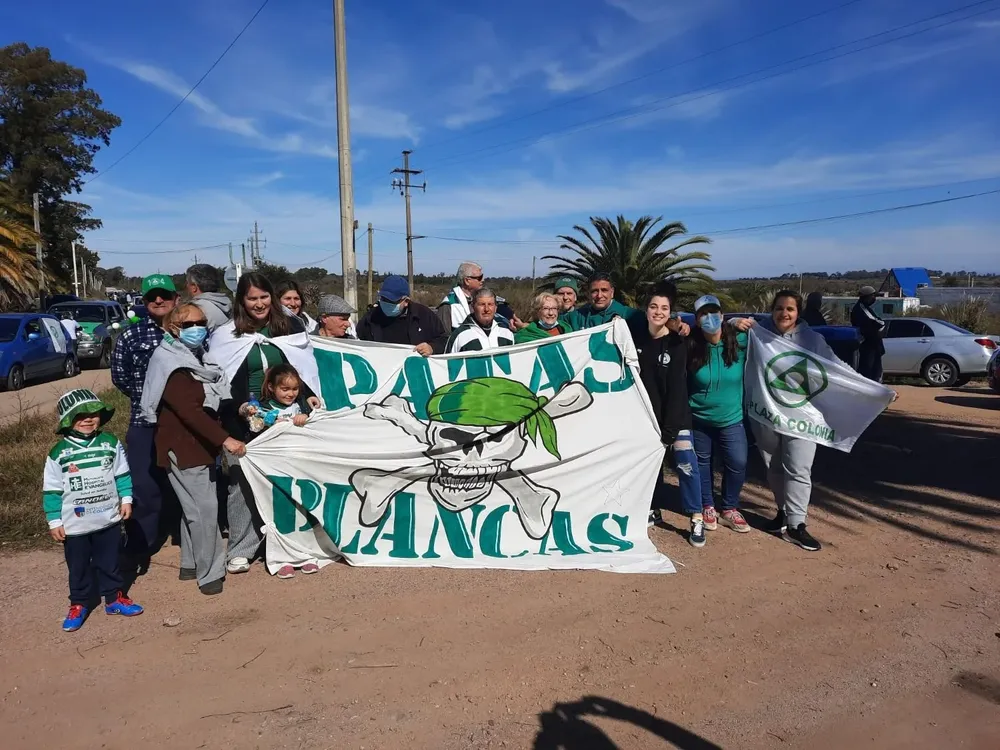 Banderas en la ruta esperando a los hinchas