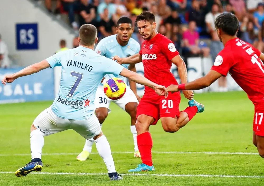 Juan Manuel Boselli saca su notable disparo rumbo a la red