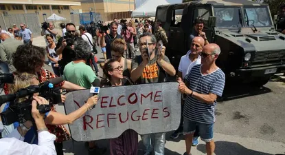 En Sicialia Matteo Salvini se encontró con un grupo de personas que se manifestaron en contra de su posición