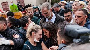 El Rey Felipe VI y la reina Letizia, junto a los habitantes de Paiporta en la Comunidad Valenciana.