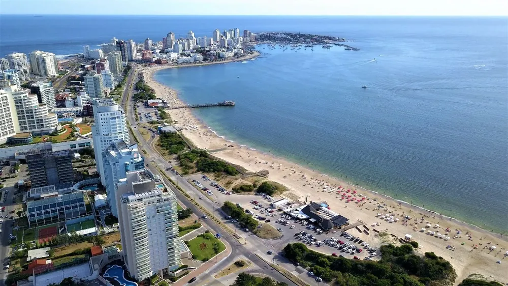 Analizan revocar la residencia del argentino que organizó la fiesta en Maldonado