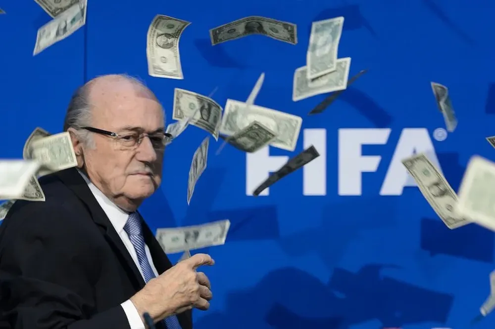 Los billetes cayeron sobre Blatter