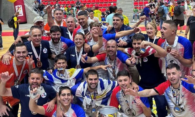 Albion festejó con la copa el Mundial de fútbol de salón que ganó en Colombia