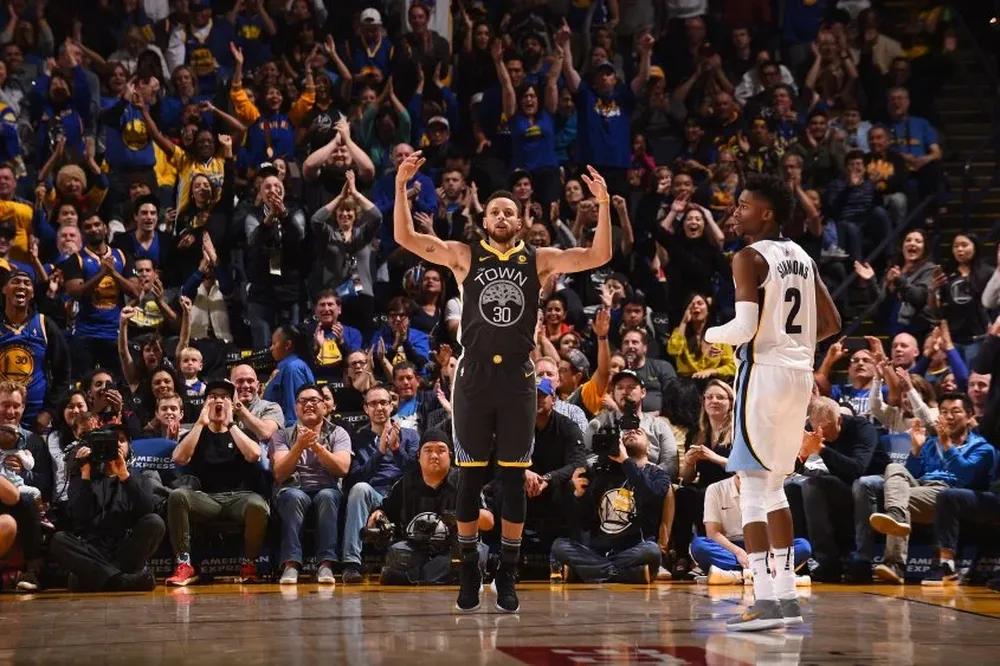 En su regreso al Oracle Arena, Curry brilló y fue aplaudido por su público