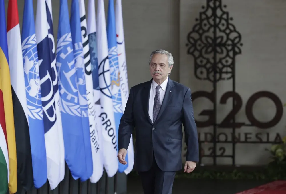 Alberto Fernández llegando a la cumbre del G20 en Bali, Indonesia.