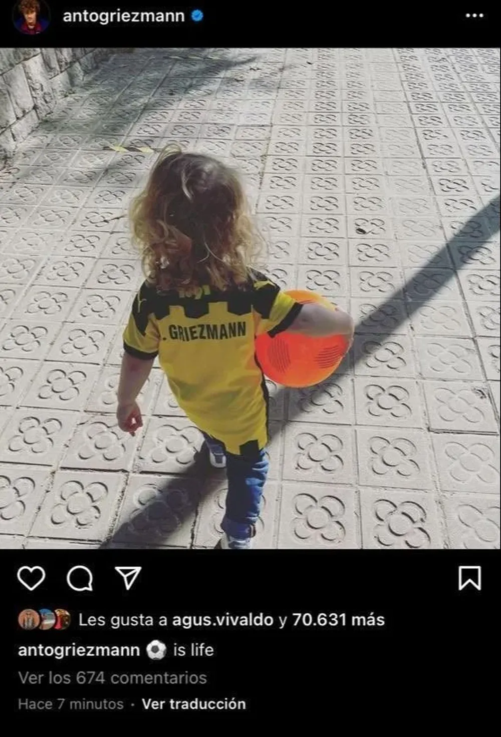 Uno de los hijos de Griezmann ya se paseó con su nueva adquisición, la camiseta de Peñarol