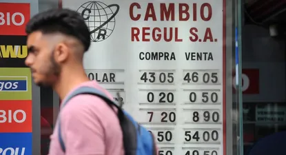 El billete verde se negociaba sobre el mediodía de esta jornada en el mercado mayorista en un rango de $ 44,65 y $ 44,69.